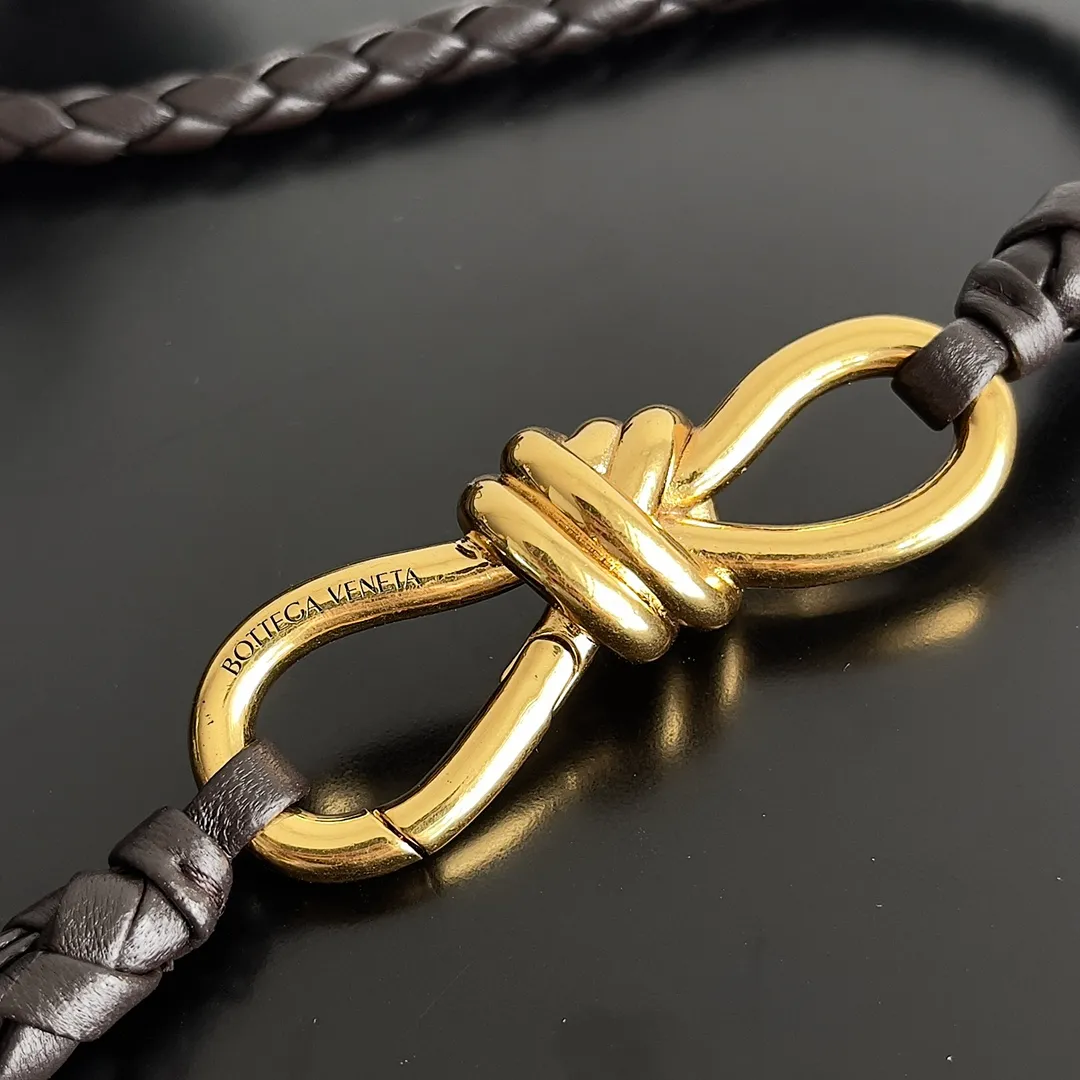 The 2023 new Andiamo batch of 1860 BV has been shipped‼ ️Really popular🔥The new Andiamo woven handbag launched by Bottega Veneta this season is really popular all over the world! ! Celebrities at home and abroad have worn it, and Oscar-winning actress Michelle Yeoh has taken it out on the street. Song Jia, Trai Yara, Yu Feihong, Sanji Ayaka, Rosie Hunting-Whiteley, Yoshioka Riho, etc. have all picked up this bag. It is classic and versatile, showing off its temperament, and the bag capacity is also large, which is very convenient for daily commuting! ! A variety of carrying methods, the shoulder straps can be adjusted by yourself, the original lambskin feels soft and delicate, and the neutral style is made to break gender boundaries and bring a more practical and longer-lasting use experience. Andiamo, which has both elegant and casual styles, perfectly interprets the true appearance of "fashionable old money style". Style number: 743568 Size: 25*22*10.5cm